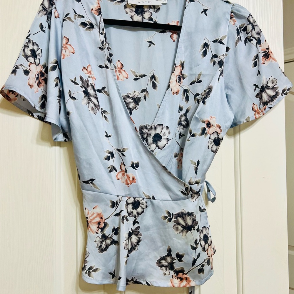 New Floral ASTR the Label Satin Wrap Blouse